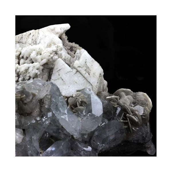 Sten og mineraler. Goshenit, Muscovite, Albite. 1580,0 øre. Mt Xuebaoding, Sichuan, Kina.