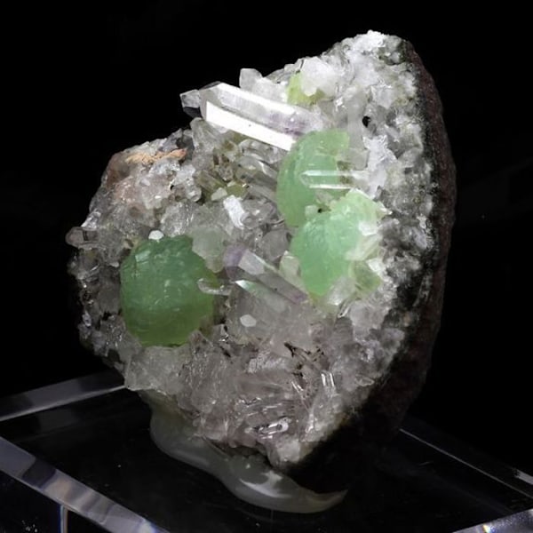 Sten og mineraler. Præhnit, Calcit, Kvarts. 1369,5 ct. Goboboseb Mts, Brandberg, Namibia. Grön