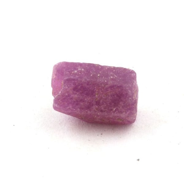 Kivet ja mineraalit. Rubiini. 5,27 ct. Kiteton piiri, Manyaran alue, Tansania. Röd