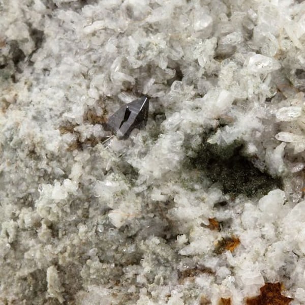Kivet ja mineraalit. Anatase. 440,5 ct. Sarenne, Oisans, Isère, Ranska.