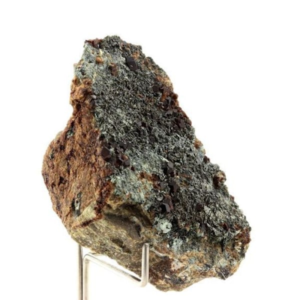 Stenar och mineraler. Hessonite granat + klinoklor. 591,25 cent. Bellecombe, Aostadalen, Italien. Röd