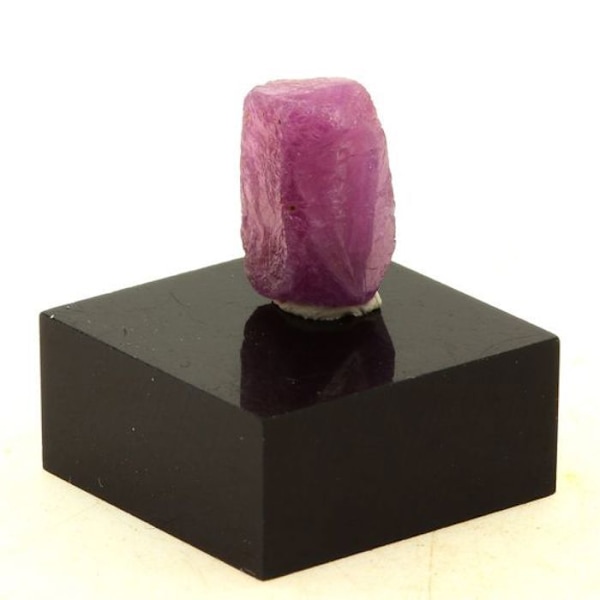 Kivet ja mineraalit. Rubiini. 8,3 ct. Kiteton piiri, Manyaran alue, Tansania. Röd