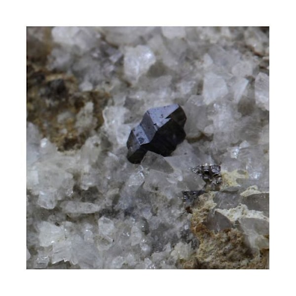 Anatas, Albite, Quartz 261,3 karat Flerfärgad