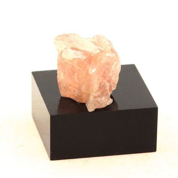 Kivet ja mineraalit. Vaaleanpunainen fluoriitti. 11,75 senttiä. Mont Blancin vuoristo, Ranska. Rosa