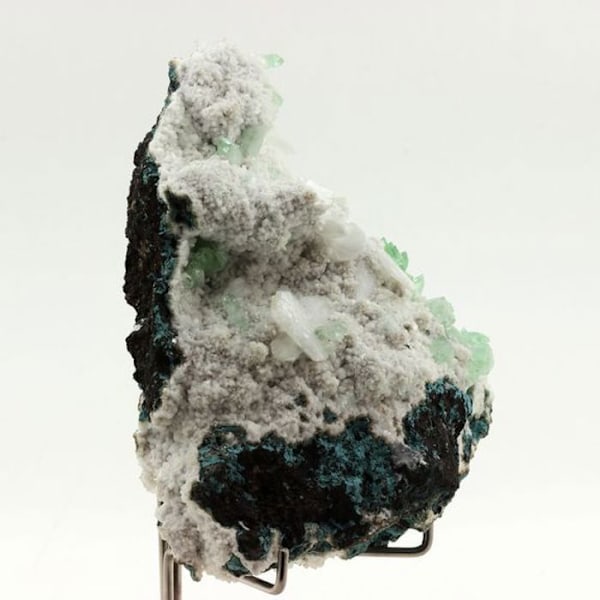 Sten og mineraler. Fluorapophyllit-(K) + Stilbit. 2645,0 ct. Jalgaon District, Nashik, Maharashtra, Indien.