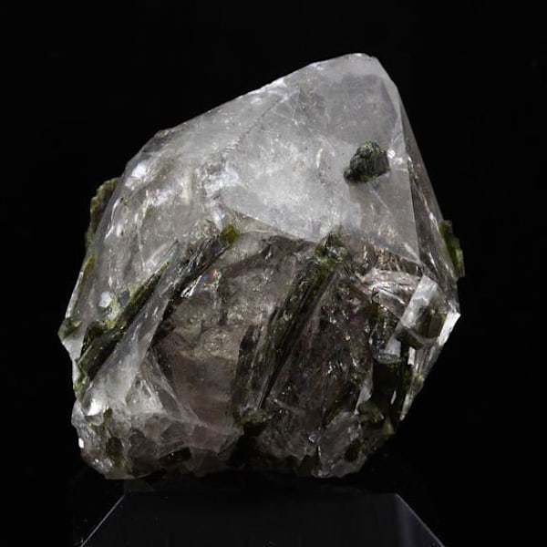 Sten og mineraler. Smoky Quartz + Epidote. 166,0 øre. Grandes Rousses-massivet, Isère, Frankrig.