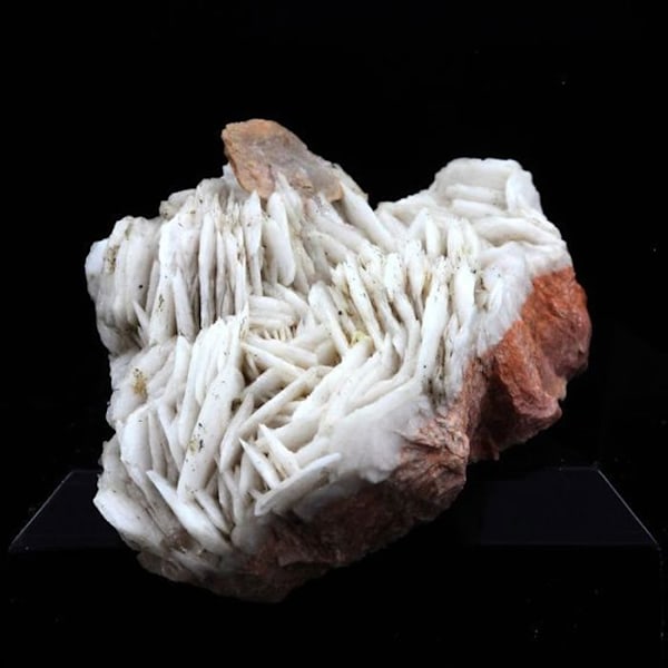 Stenar och mineraler. Wulfenit + Barite. 149,5 ct. Lantignié, Frankrike.