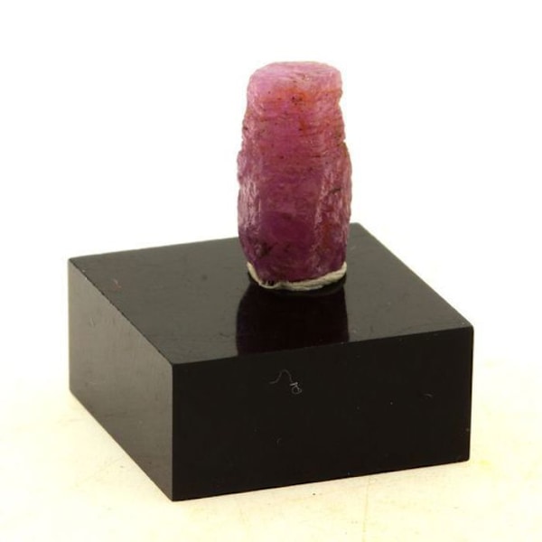 Kivet ja mineraalit. Rubiini. 8,6 ct. Kiteton piiri, Manyaran alue, Tansania. Röd