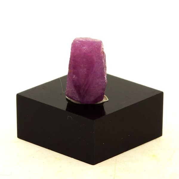 Kivet ja mineraalit. Rubiini. 8,3 ct. Kiteton piiri, Manyaran alue, Tansania. Röd