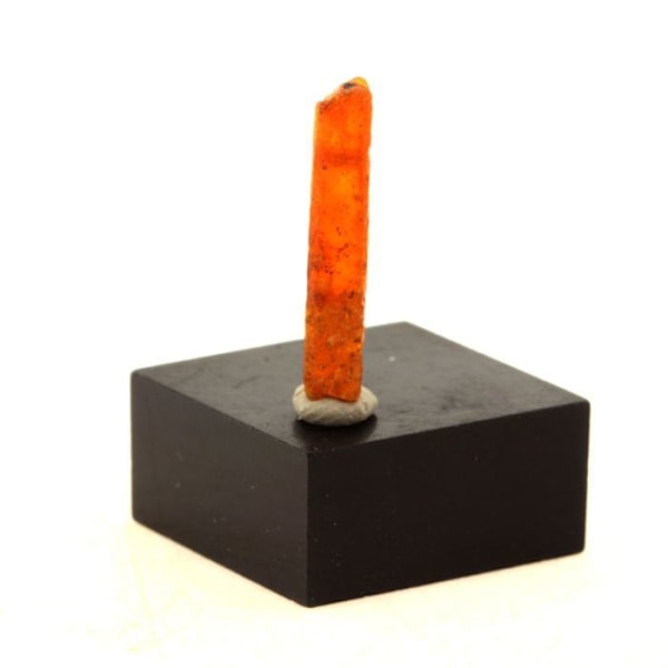 Stenar och mineraler. Orange kyanit. 2,63 cent. Sangulungulu Hill, Loliondo, Tanzania. Orange