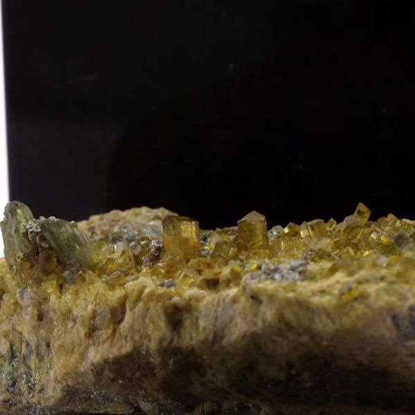 Epidote 419,1 karaattia Flerfärgad