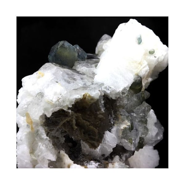 Kivet ja mineraalit. Beryloniitti, fluorapatiitti, albiitti. 626,5 senttiä. Linópolis, Minas Gerais, Brasilia.