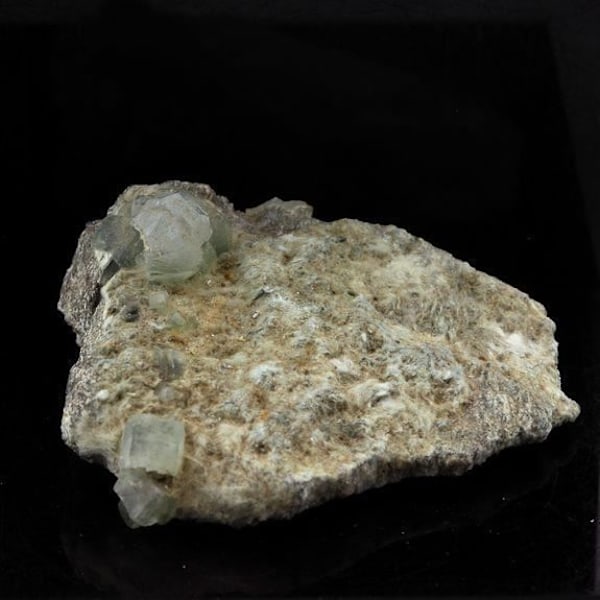 Stenar och mineraler. Prehnite. 87,0 ct. La Combe de la Selle, Bourg d'Oisans, Frankrike..