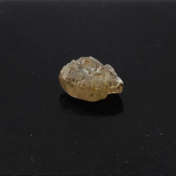 Kivet ja mineraalit. Raaka timantti. 0,315 ct. Vaal-joen kaivospiiri, Etelä-Afrikka.