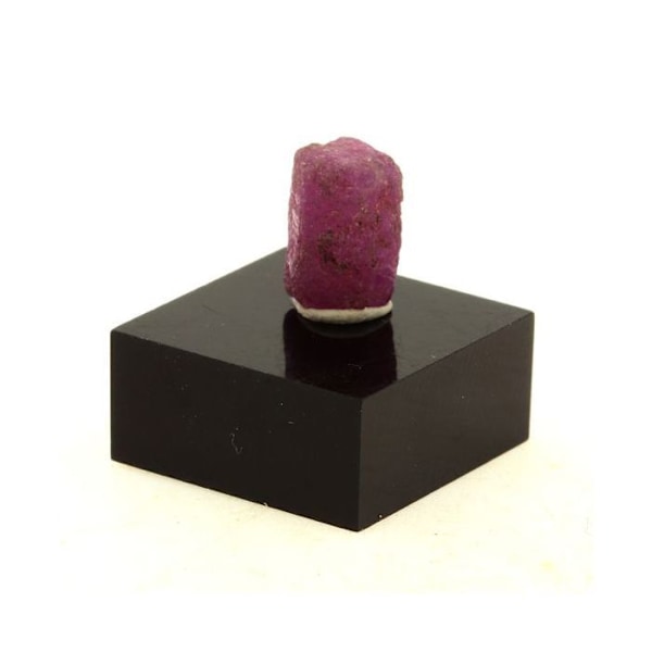 Kivet ja mineraalit. Rubiini. 7,8 ct. Kiteton piiri, Manyaran alue, Tansania. Röd