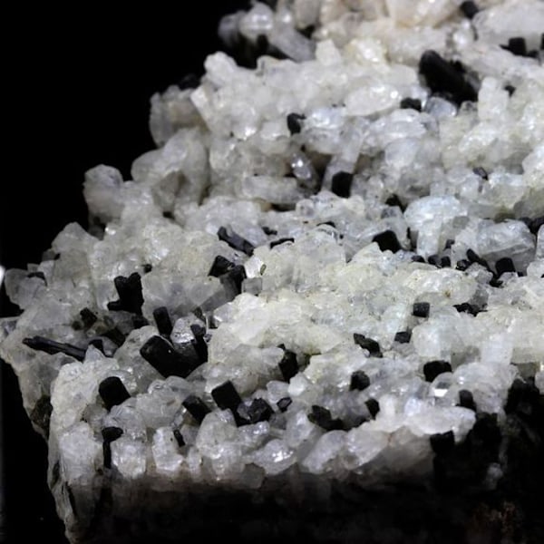 Kivet ja mineraalit. Albite + Epidote. 623,0 senttiä. Les Deux Alpes, Oisans, Ranska.