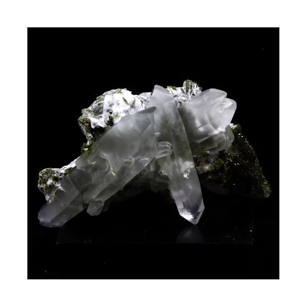 Sten og mineraler. Kvarts med Byssolite + Epidote indeslutninger. 62,0 ct. Envers de Chamrousse, Isère, Frankrig.