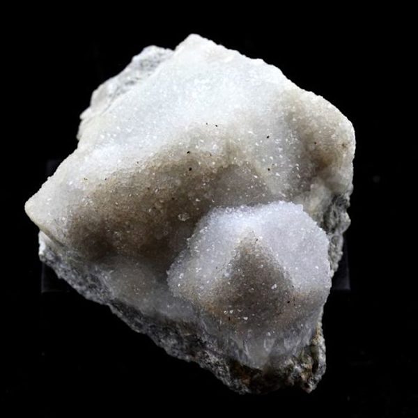 Kivet ja mineraalit. Kvartsi, fluoriitti. 365,0 ct. Pont des Bouyges, Corrèze, Ranska.