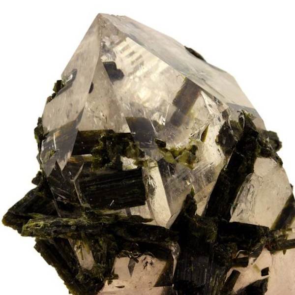 Kivet ja mineraalit. Kvartsi + epidootti. 2217,5 ct. Caetité, Bahia, Brasilia.