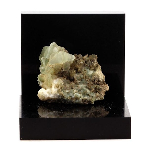 Kivet ja mineraalit. Prehnite + Epidote. 59,8 ct. La Combe de la Selle, Bourg d'Oisans, Ranska..