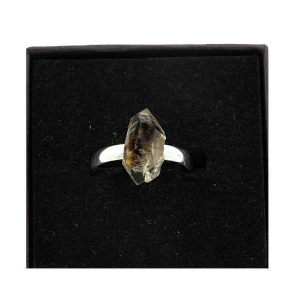 Stenar och mineraler. Silverpläterad råoljekvartsring. 10,31 cent. Justerbar storlek. Kvarts råolja