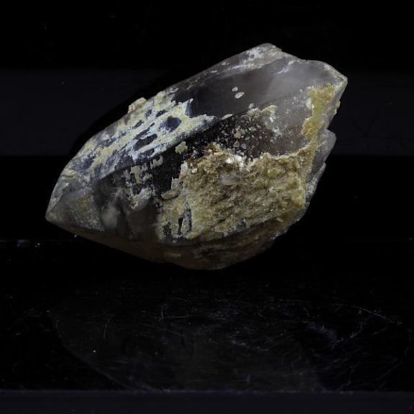 Sten og mineraler. Bi-termineret røgkvarts. 88,0 ct. Saint Chely d'Apcher, Frankrig.