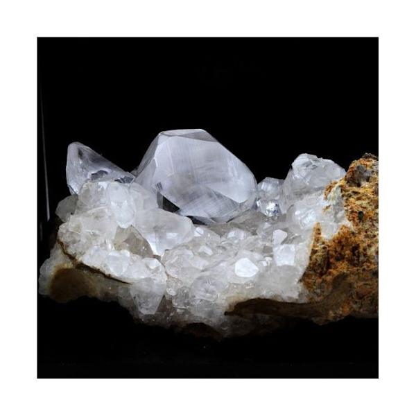 Kivet ja mineraalit. Kalsiitti. 1040,0 ct. Pau. Ranska. Harvinainen.