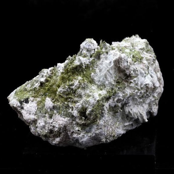 Kivet ja mineraalit. Epidote, Byssolite. 690,0 ct. Chamrousse, Belledonne, Isère, Ranska..