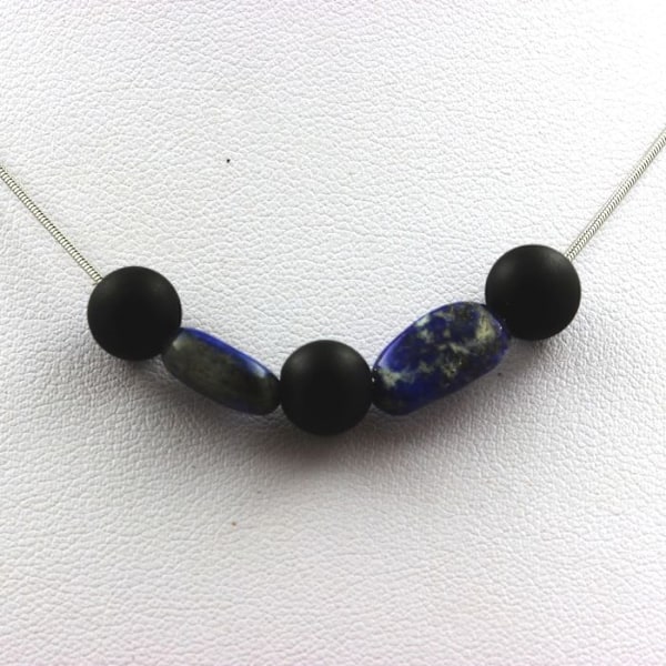 Stenar och mineraler. 8 mm mattsvart Onyx + Lapis Lazuli pärlhalsband från Pakistan Rostfri kedja.