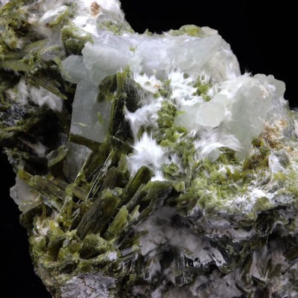 Sten og mineraler. Kvarts, Epidote, Byssolite. 272,5 øre. Chamrousse, Belledonne, Isère, Frankrig..