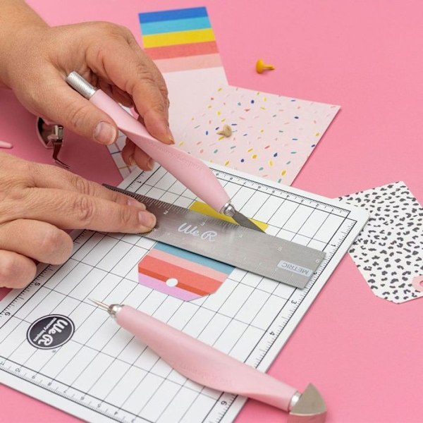 Mini verktygssats - We R Memory Keepers - 7 delar - Skärmatta - Saxar - Precisionsskärare Rosa
