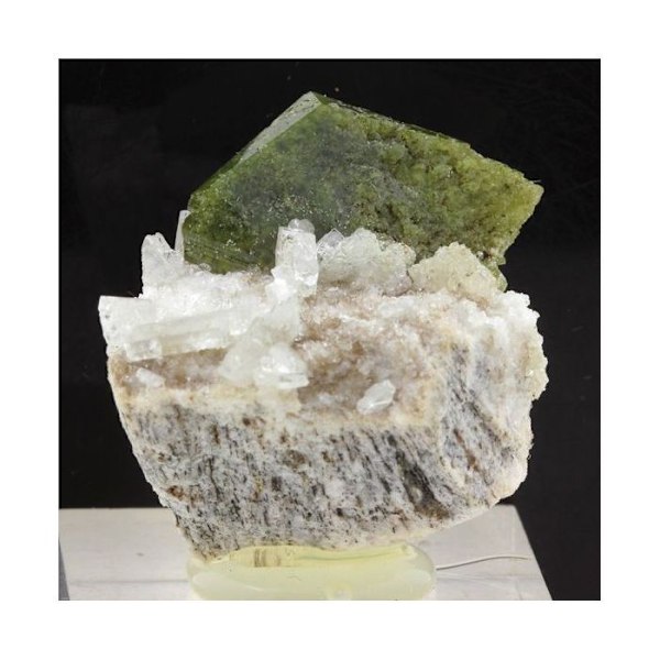 Titanit + Albite 196,9 karat