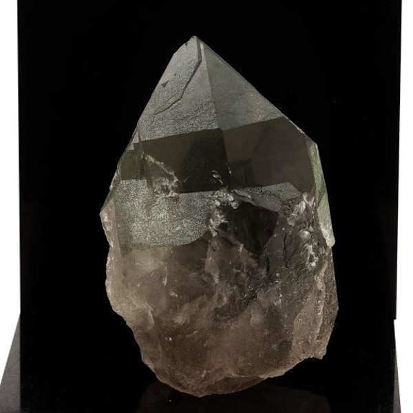 Kivet ja mineraalit. Savukvartsi. 1713,0 ct. Mont-Blancin vuoristo, Haute-Savoie, Ranska.