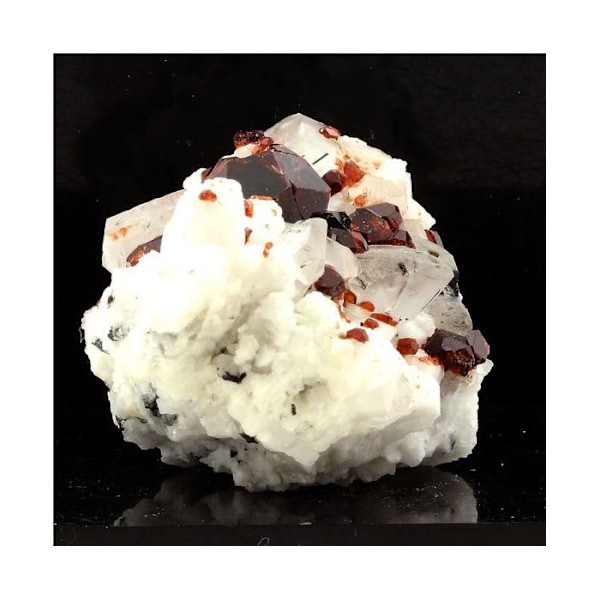 Sten og mineraler. Granat, ortoklase, kvarts, turmalin. 711,5 øre. Shengus, Pakistan. Röd
