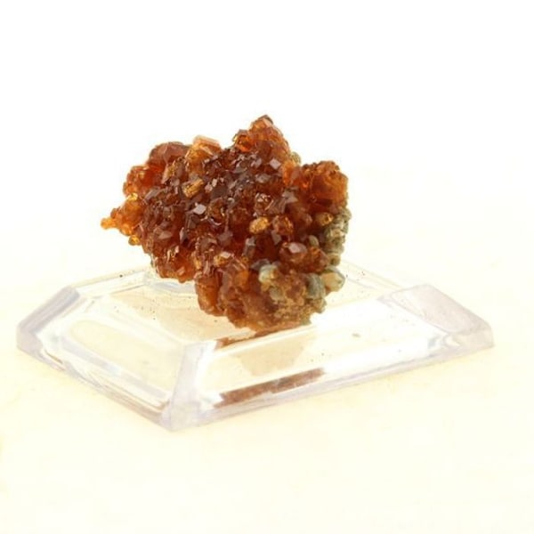 Sten og mineraler. Grossulær granat. 41,0 ct. Val di Suza, Piemonte, Italien. Röd