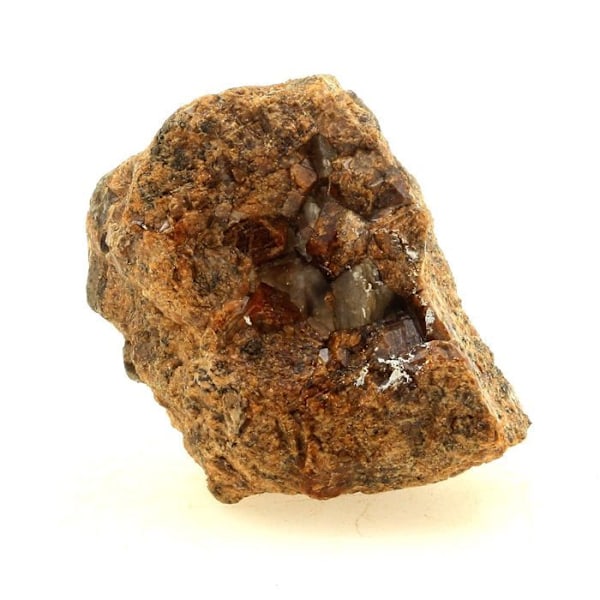 Stenar och mineraler. Grossular Granat-Andradite. 213,5 cent. Pyrénées-Orientales, Frankrike.. Röd