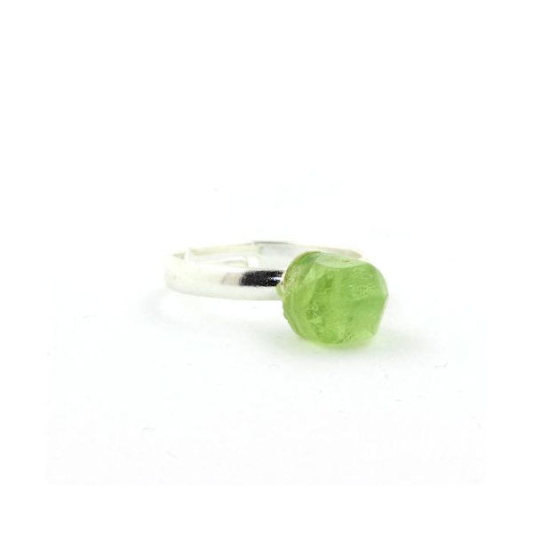 Stenar och mineraler. Silverpläterad rå Peridot ring. 11,88 cent. Justerbar storlek.