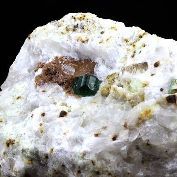 Sten og mineraler. Krom turmalin. 1617,0 ct. Landanai, Manyara, Tanzania.
