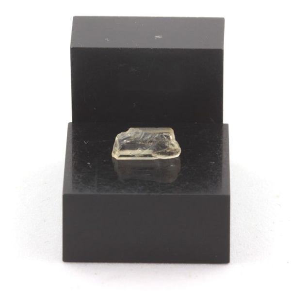 Kivet ja mineraalit. Scapolite. 0,90 ct. Mpwapwan piiri, Dodoman alue, Tansania.