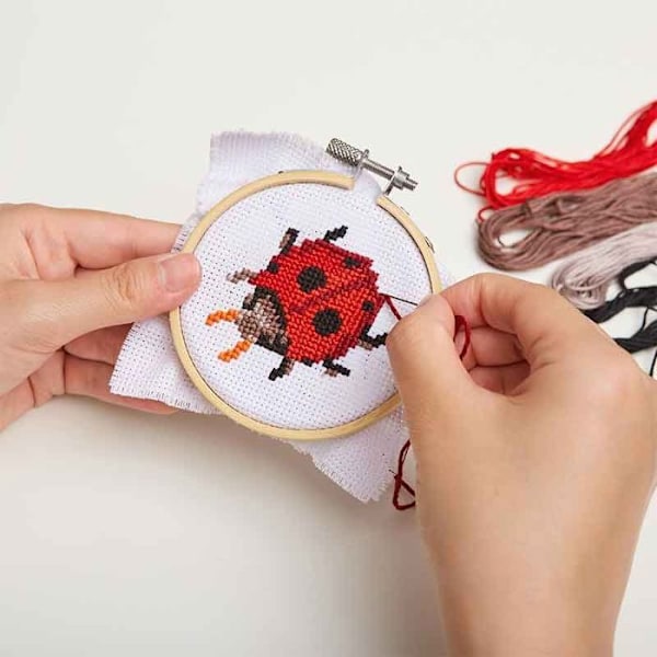 Broderisæt - mini - Mariehøne design - Ø 8cm Vit