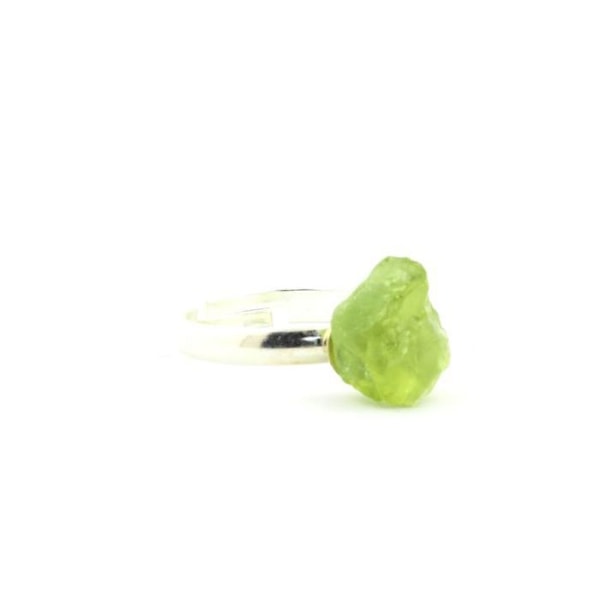 Sten og mineraler. Forsølvet rå Peridot ring. 11,29 øre. Justerbar størrelse.