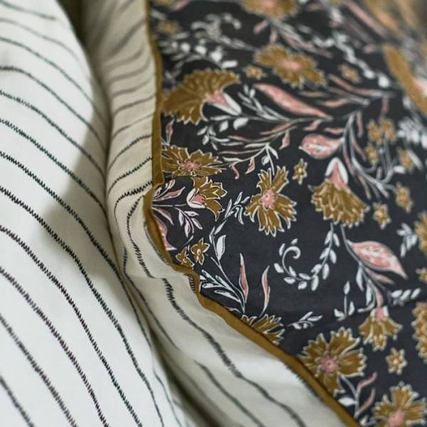 TÄNÄÄN VUODAVAANASARJA - PEETONPÄÄLLÄ 220X240 + 2 TYYNYPÄÄLLÄ 63X63 - 100% PUUVILLAA 57 lankaa - Marigold Indies Ringblomma