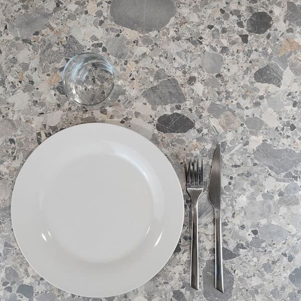 Bord 70 x 70 cm - model Bazila terrazzo cepp Grå