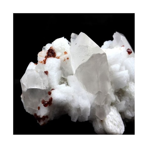 Sten og mineraler. Spessartit Granat, Orthoclase, Quartz. 526,5 øre. Shengus (Shingus), Gilgit-Baltistan, Pakistan. Röd