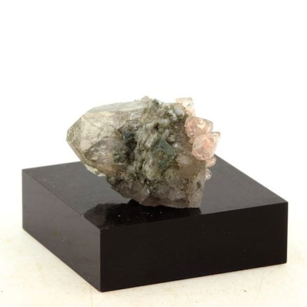 Kivet ja mineraalit. Vaaleanpunainen fluoriitti + kvartsi. 25,90 senttiä. Talèfre, Mont-Blanc Massif, Ranska. Rosa