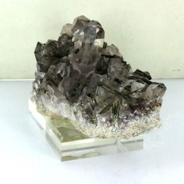 Sten og mineraler. Kvarts + Epidot. 5530,0 øre. (1,1 kg) Caetité, Bahia, Brasilien.