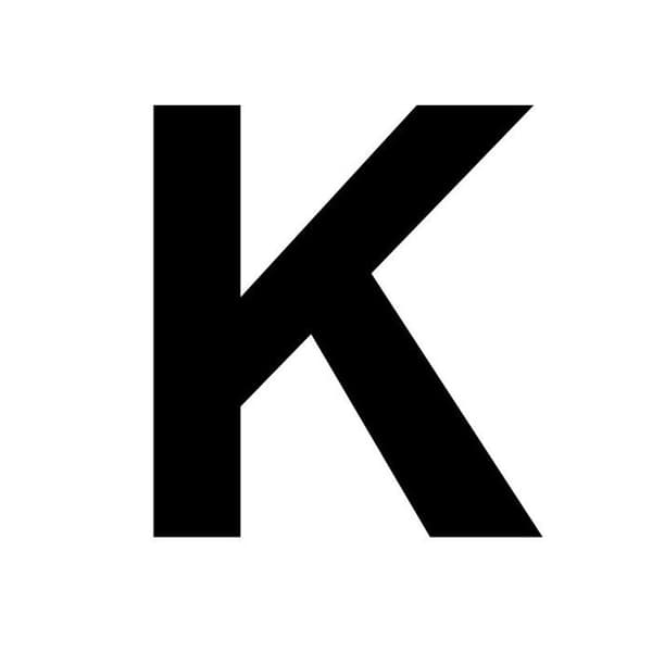 Iso kirjain K MDF-puusta koristeluun - 8 cm brun