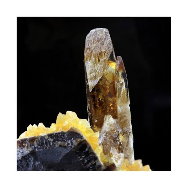 Sten og mineraler. Baryt, Calcit. 1994,5 ct. Elk Creek by, South Dakota, USA.