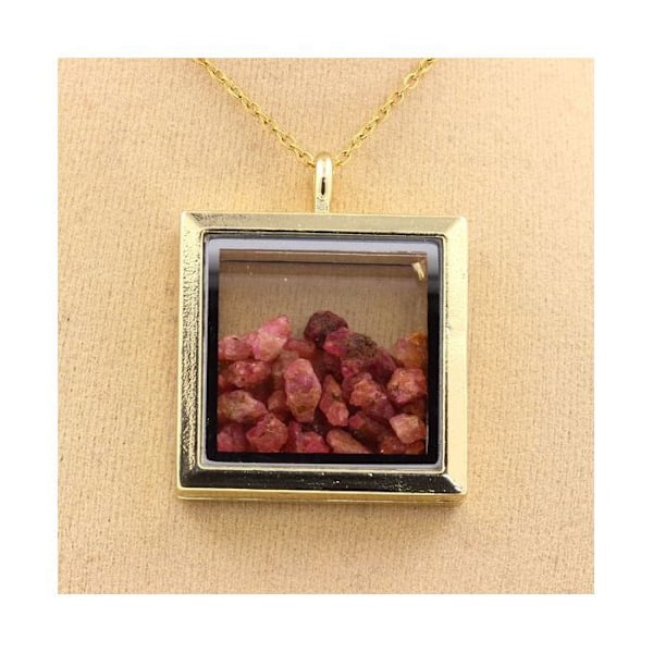 Kivet ja mineraalit. Raw Spinel -kaulakoru. Neliön muotoinen malli. Kullan värinen. Guld