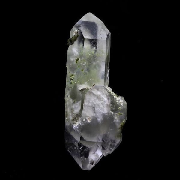 Sten og mineraler. Kvarts, Epidote, Byssolite. 34,0 ct. Chamrousse, Belledonne, Isère, Frankrig..